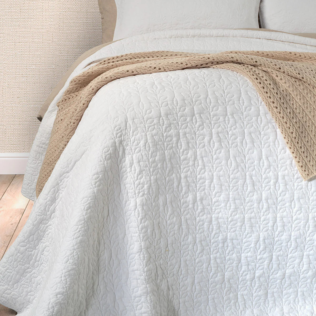 FOLIAGE WHITE STITCHED QUILT