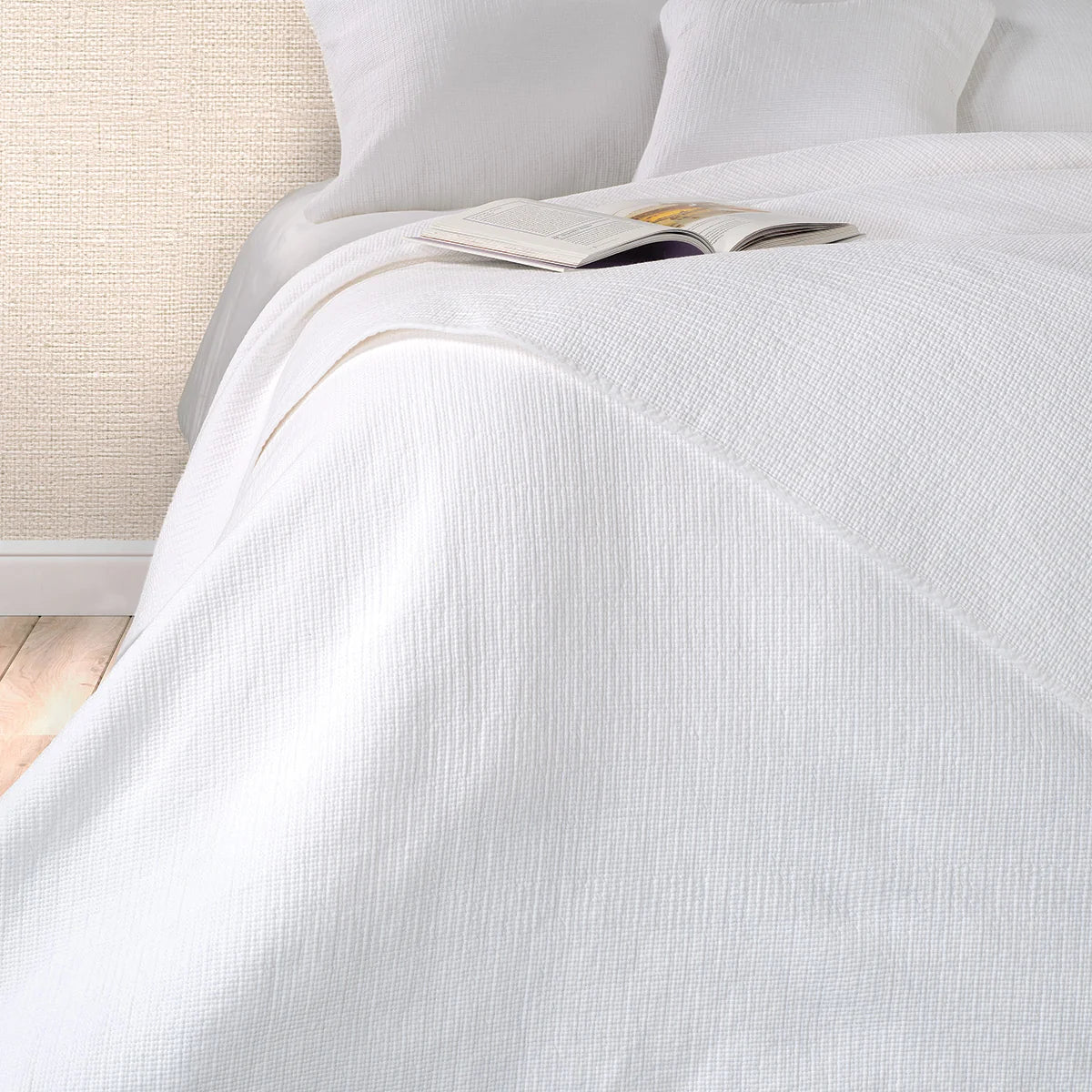 CONTEMPORAIN WHITE STITCHED QUILT
